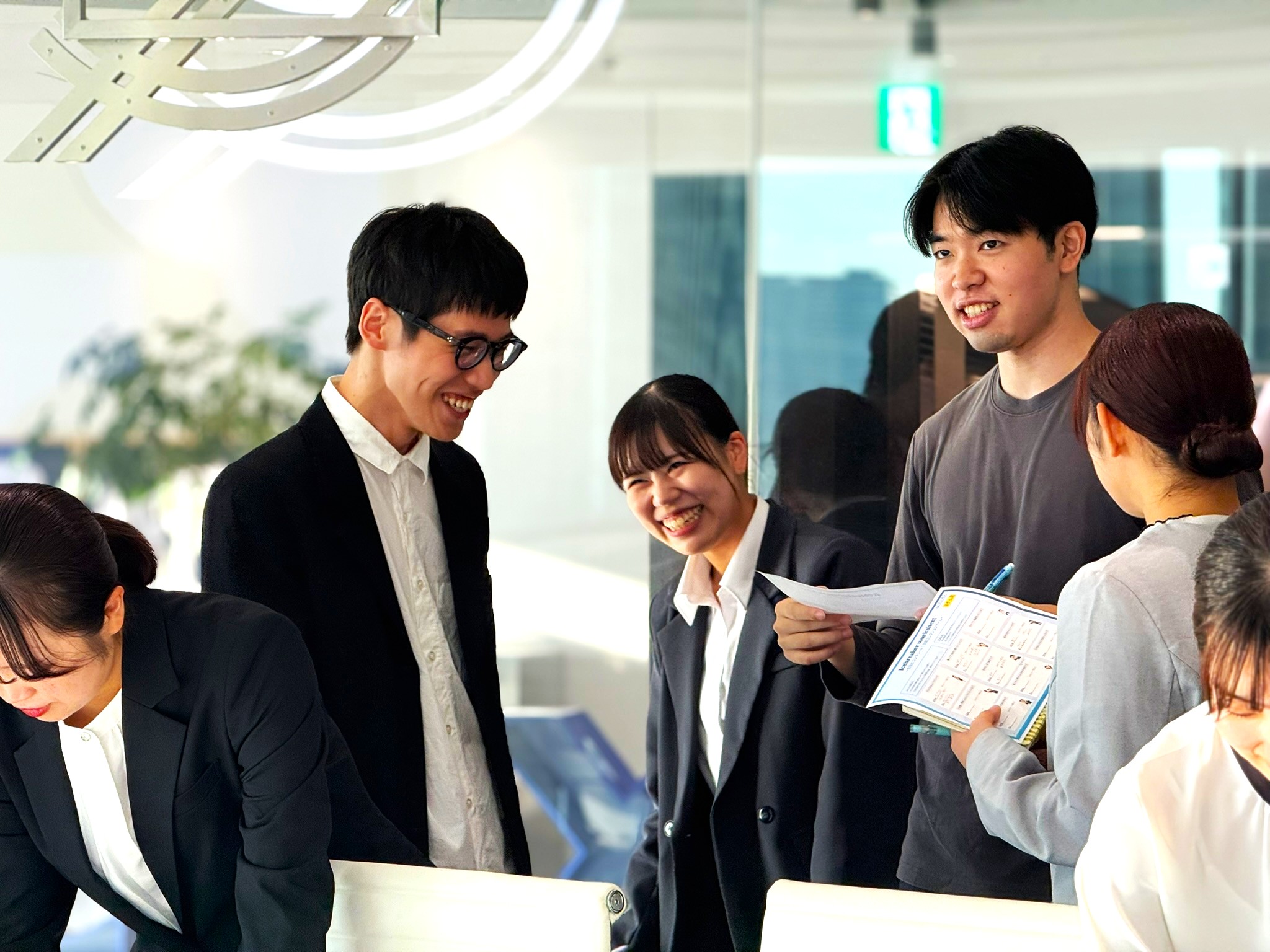 にこやかに話す内定者