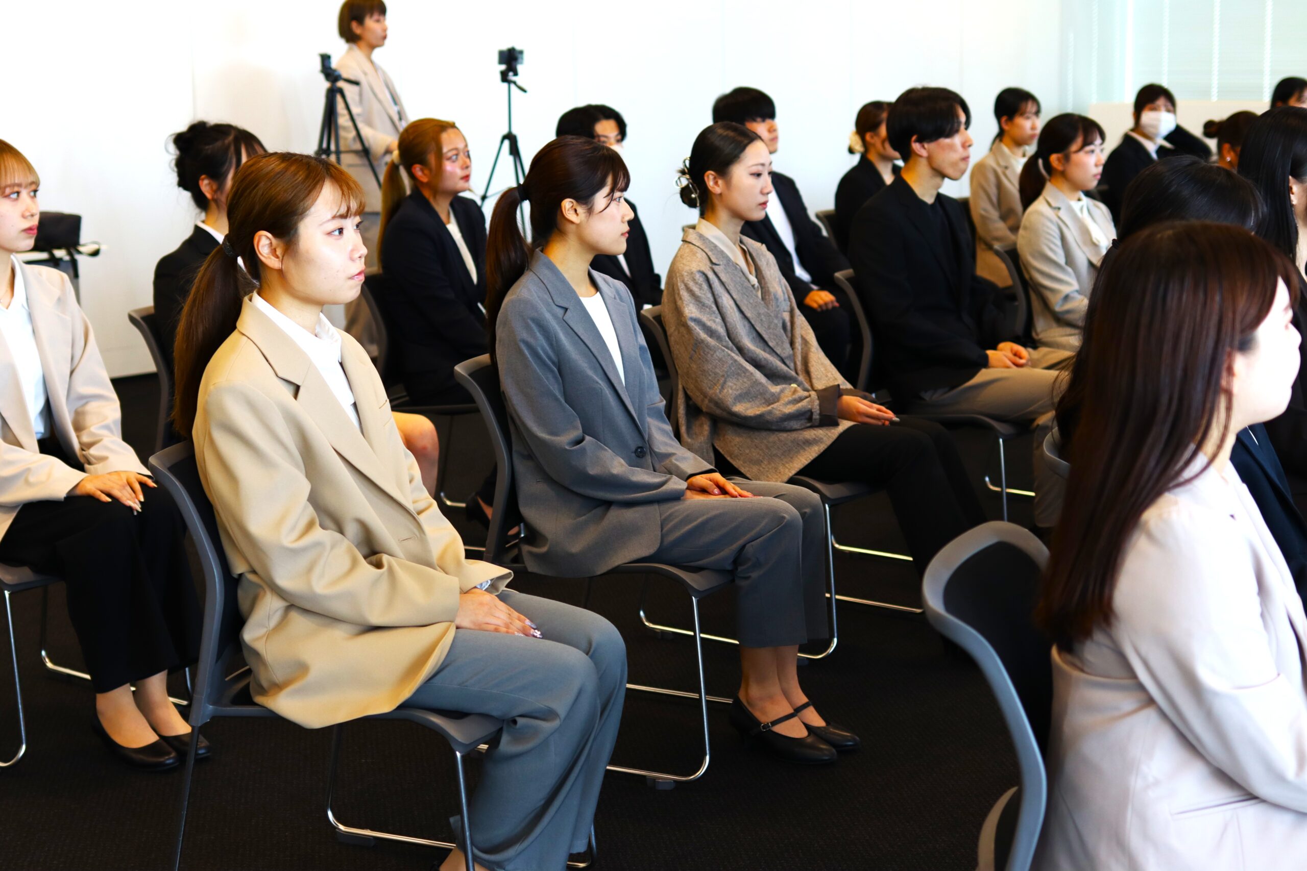 開式前に緊張する内定者