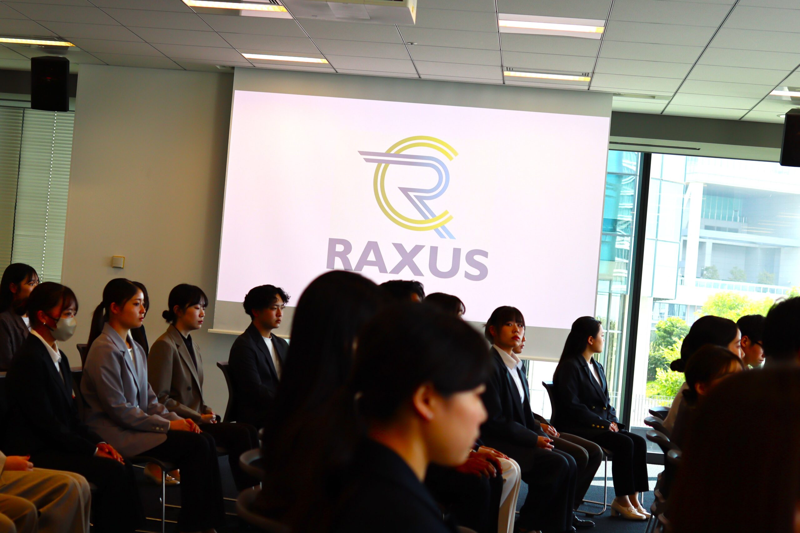画面に映るRAXUSのロゴ