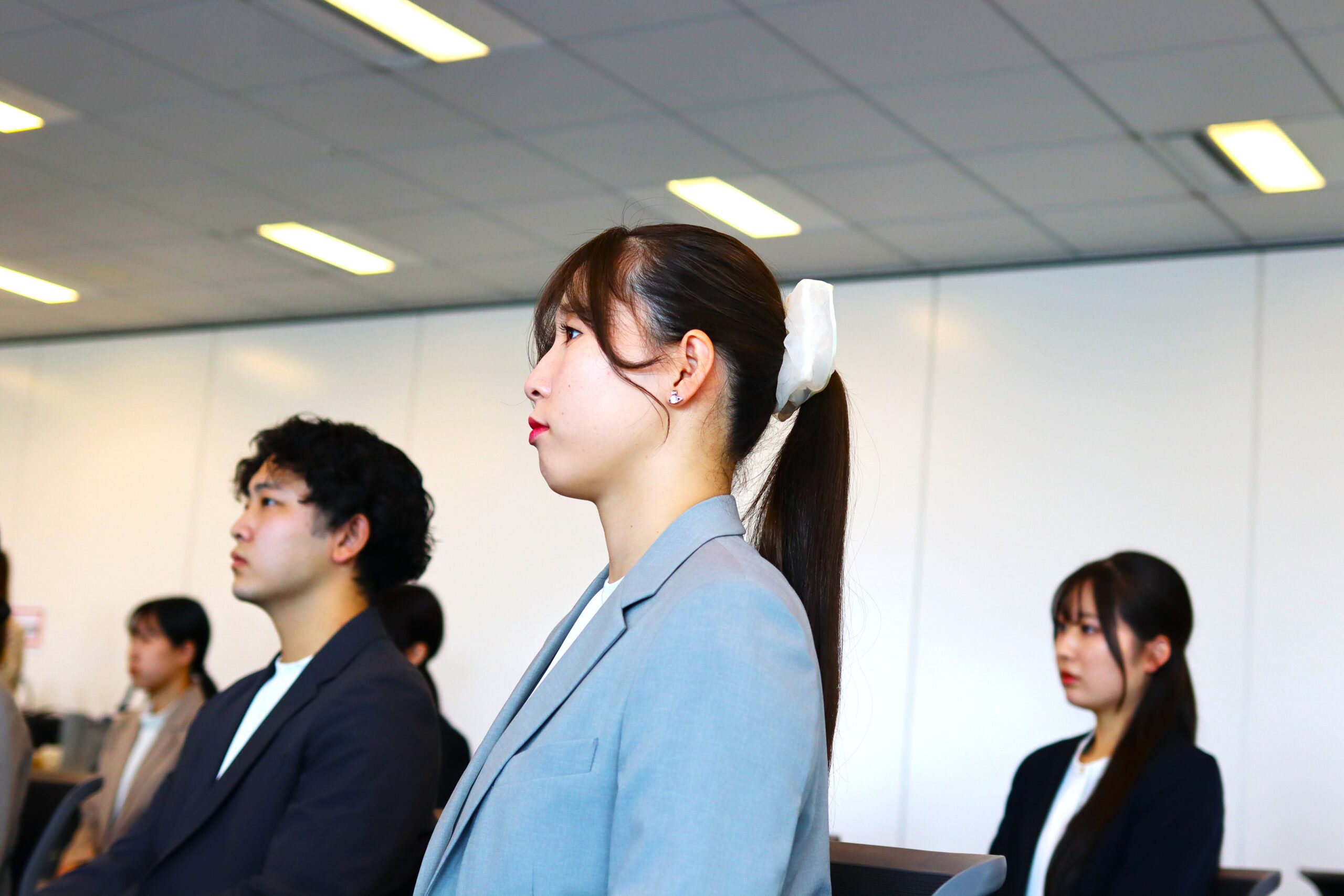 話を真剣に聞く内定者