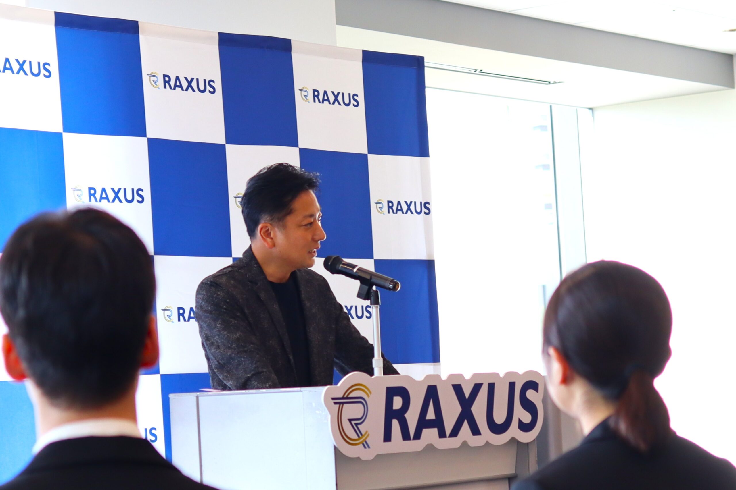 スピーチする代表取締役社長