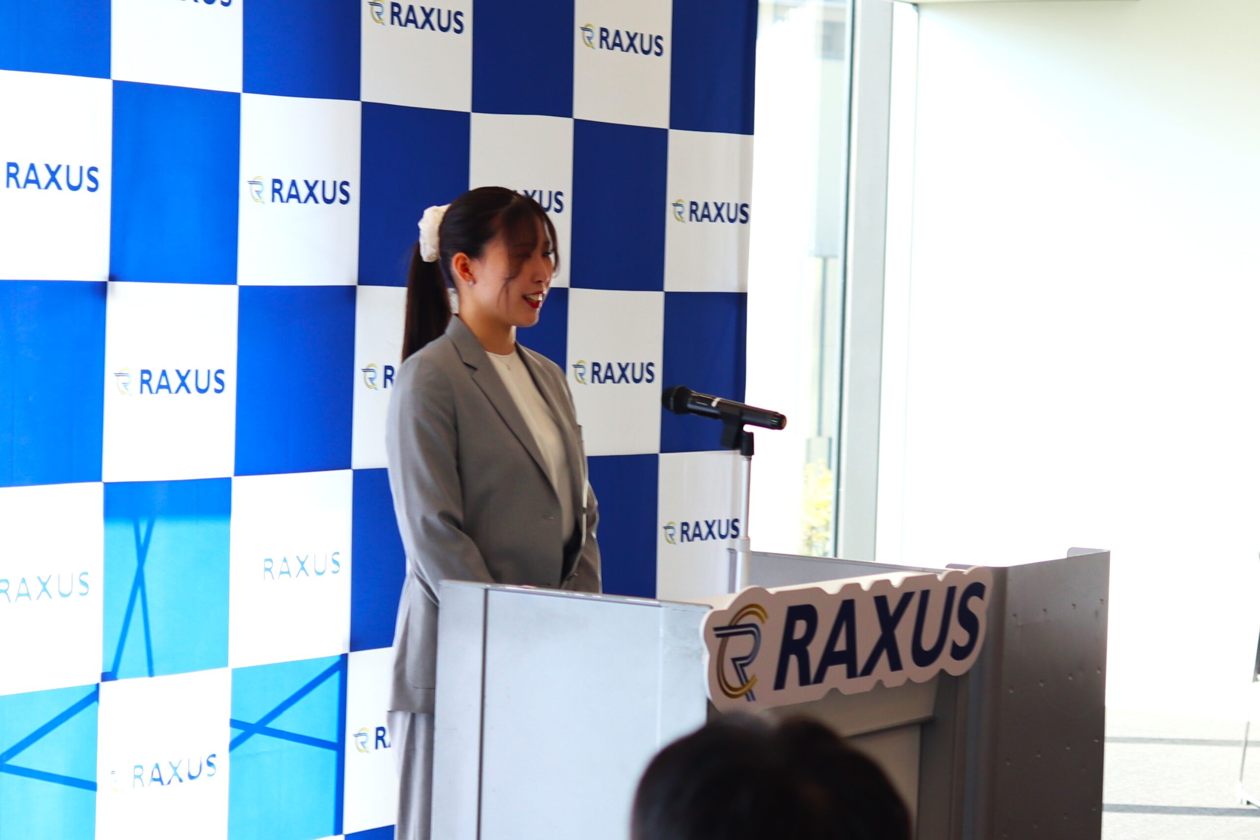 内定者宣誓を行うOさん