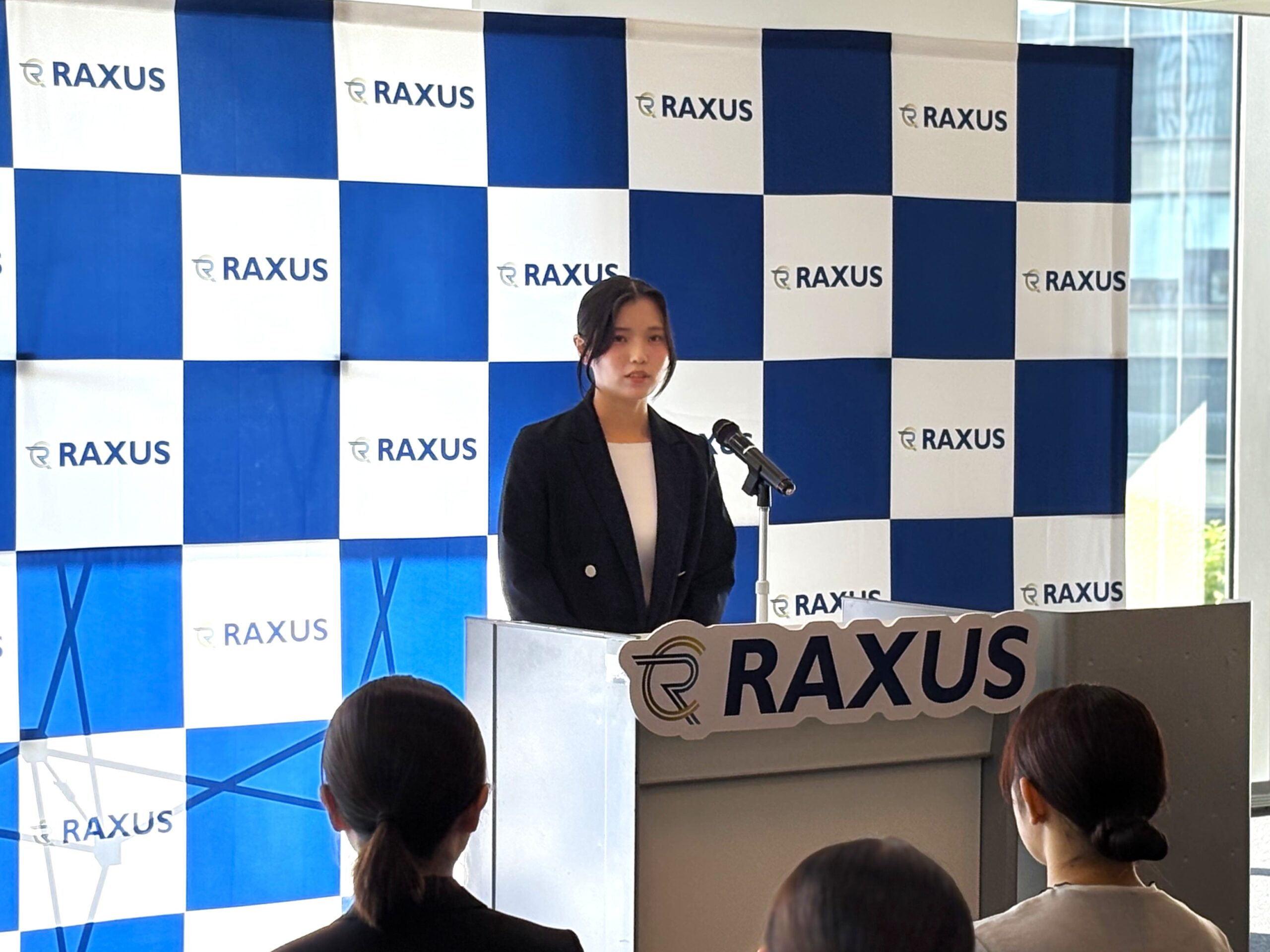内定者宣誓を行うAさん
