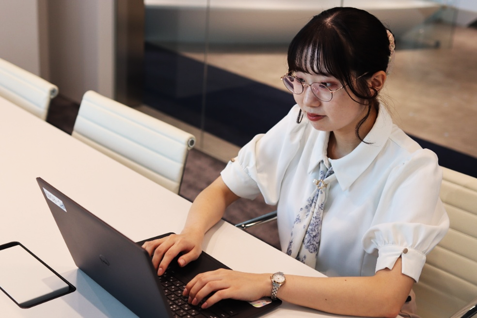PCを見つめる曽田さん