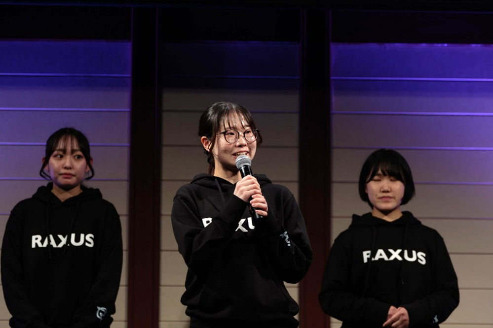 マイクを持って話す曽田さん